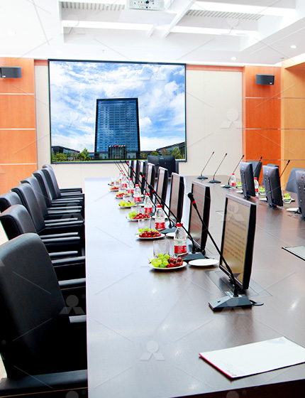 2012年初，以長(zhǎng)興縣副縣長(zhǎng)為首的考察小組，一行20多人赴黎明重工進(jìn)行實(shí)地考察，磨機(jī)銷售部集運(yùn)營(yíng)、研發(fā)、企業(yè)文化傳播部等多方力量，成功完成此次接待，并針對(duì)碳酸鈣、方解石等物料特性，提供增加產(chǎn)量、降低能耗的解決方案，凸顯專業(yè)素質(zhì)和雄厚實(shí)力。